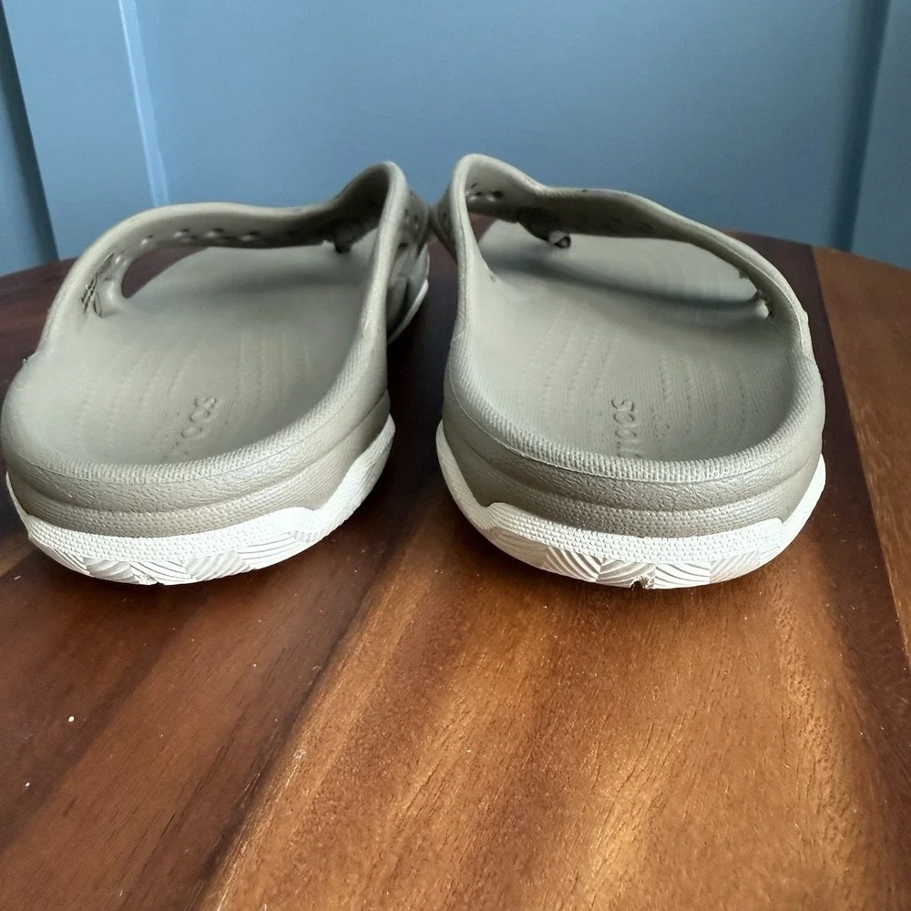 Crocs Swiftwater Deck Flip Flop Sandals Men's 8 Beige Khaki Iconic Comfort Thong